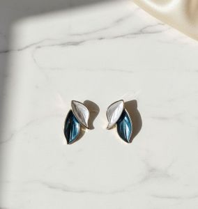 Everstylish Petals Panache Golden Enamelled Earrings