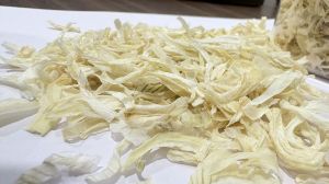dehydrated white onion flakes