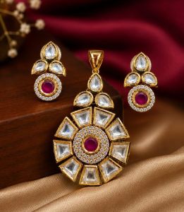 High Grade Kunda Studded Pendant Set