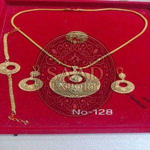Artificial Ladies Party Wear Brass Pendant Set
