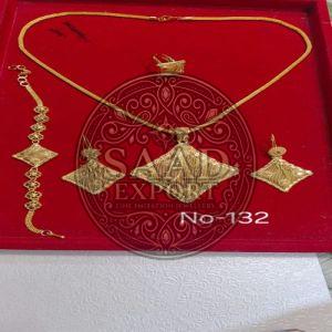 Artificial Ladies Party Wear Brass Pendant Set