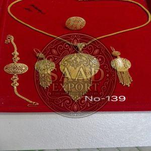 Artificial Ladies Party Wear Brass Pendant Set