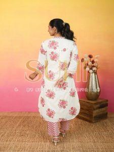 Gul Noor White and Pink Floral Printed Cotton Kurti Set