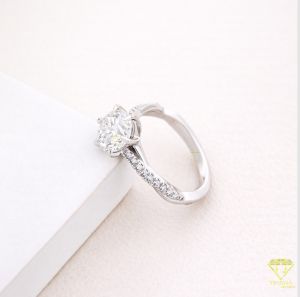 925 Sterling Silver Moissanite Diamond Glamorous Engagement Ring