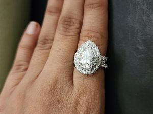 Elegant Pear Cut Engagement Diamond Ring