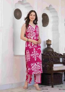 Ladies Pink Cotton Blend Animal Print Regular Kurti Set