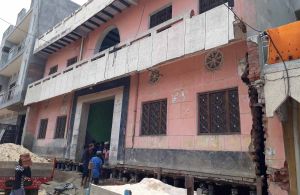 Double Storey House Lifting Service