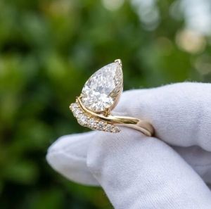 3.00CT Pear Cut E VVS2/VS1 IGI Certified Lab Grown Diamond Engagement Ring Set