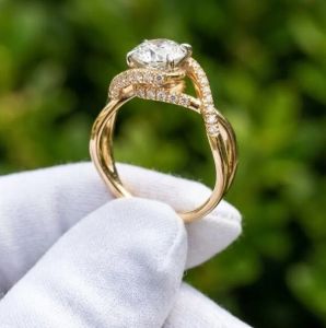 IGI Certified E VVS2 Round Lab Grown Diamond Ring