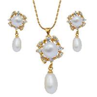 AD With Pearl Pendant Set