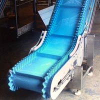 Belt Conveyor with Sidewall Cleats