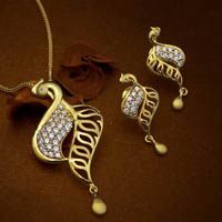 Gold Ladies Chain Pendant Set