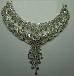 24.98 CTW WHITE ROUND CUT DIAMOND STUD 18KT YELLOW GOLD NECKLACE