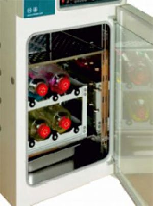 INCUBATOR WITH BUILT-IN ROLLER