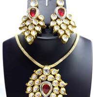 Kundan Pendant Set