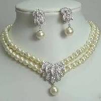 pearls necklace set